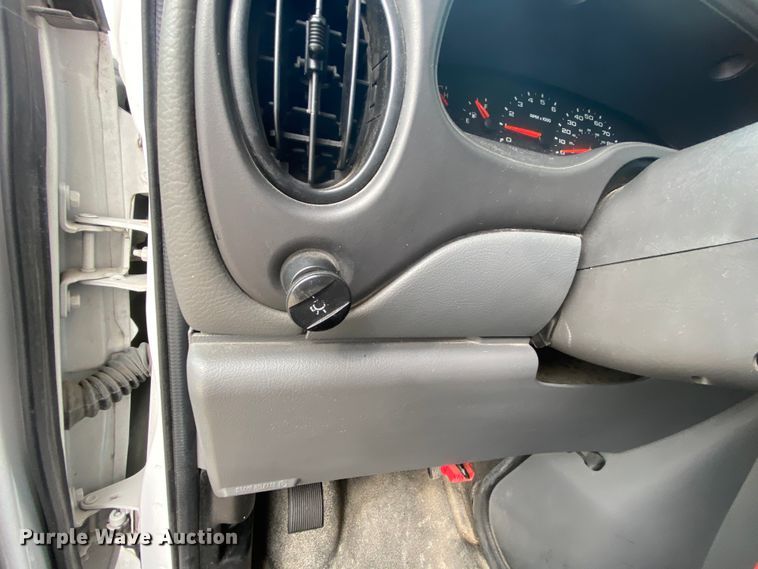 image for item HE9810 2008 Ford E350 Super Duty  shuttle bus