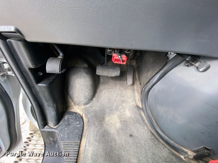 image for item HE9810 2008 Ford E350 Super Duty  shuttle bus