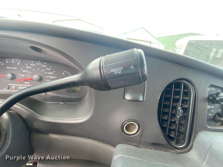 image for item HE9810 2008 Ford E350 Super Duty  shuttle bus