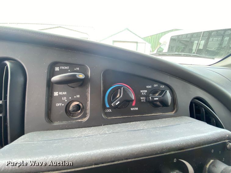 image for item HE9810 2008 Ford E350 Super Duty  shuttle bus