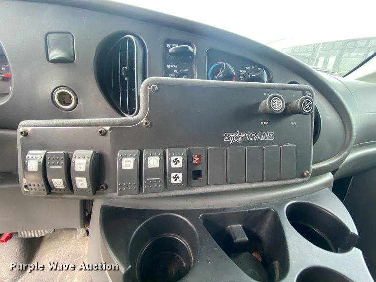 image for item HE9810 2008 Ford E350 Super Duty  shuttle bus