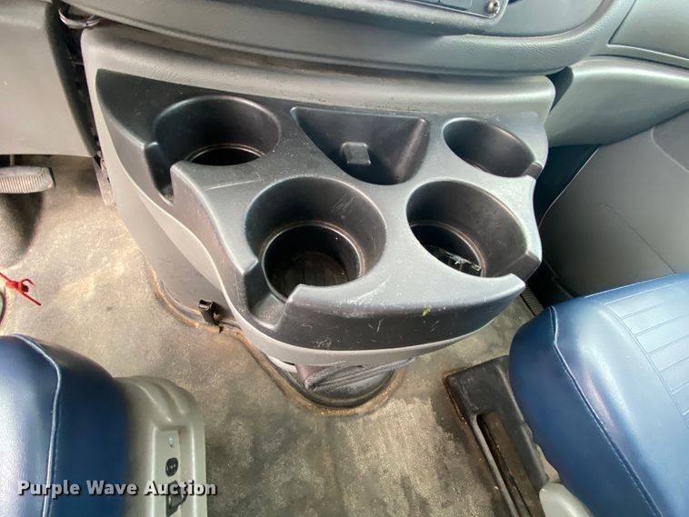 image for item HE9810 2008 Ford E350 Super Duty  shuttle bus