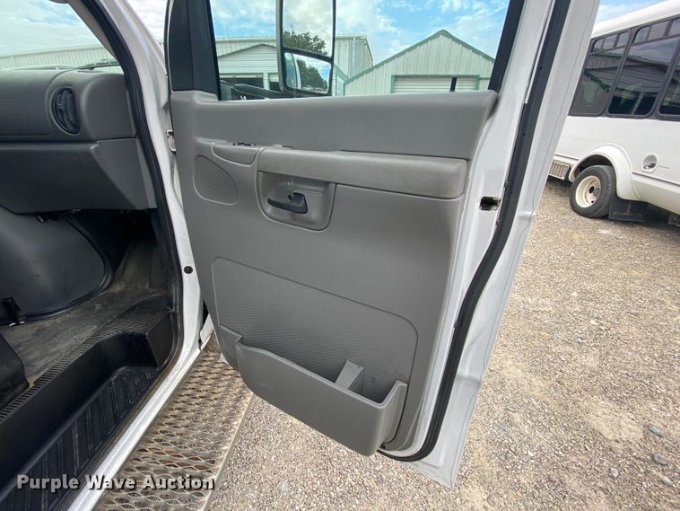 image for item HE9810 2008 Ford E350 Super Duty  shuttle bus