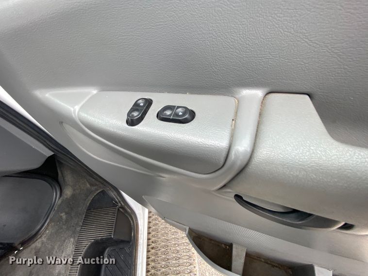 image for item HE9810 2008 Ford E350 Super Duty  shuttle bus