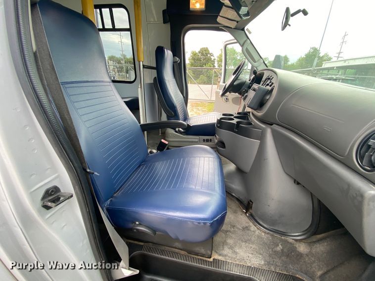 image for item HE9810 2008 Ford E350 Super Duty  shuttle bus