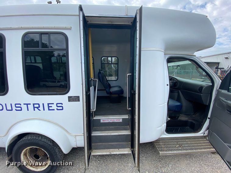 image for item HE9810 2008 Ford E350 Super Duty  shuttle bus