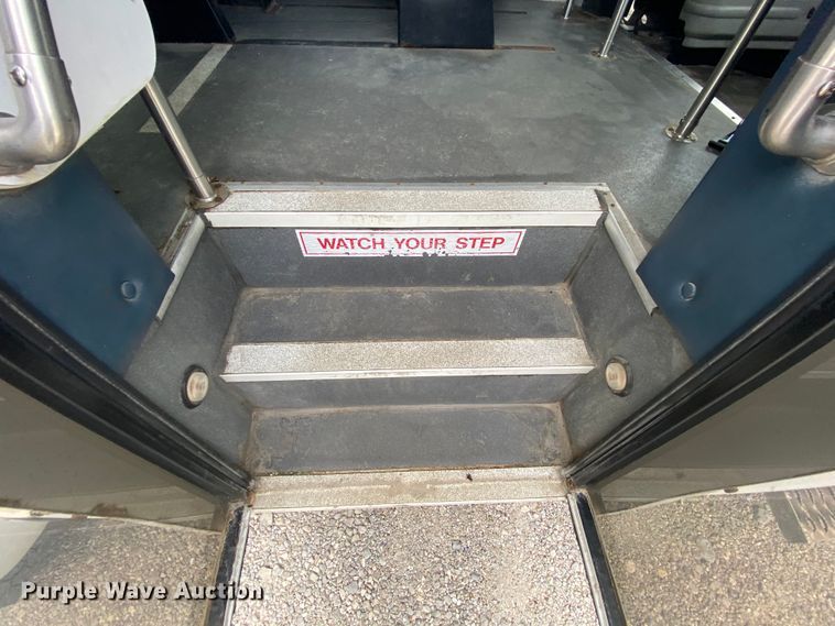 image for item HE9810 2008 Ford E350 Super Duty  shuttle bus