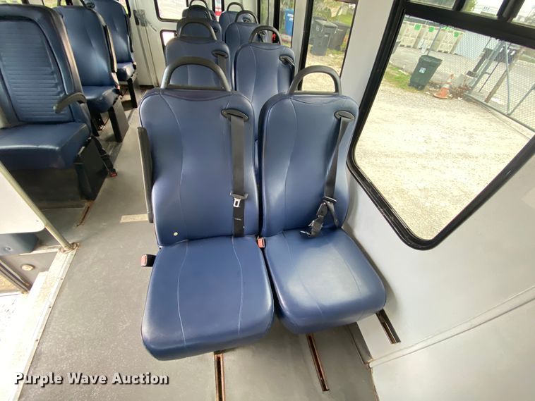 image for item HE9810 2008 Ford E350 Super Duty  shuttle bus