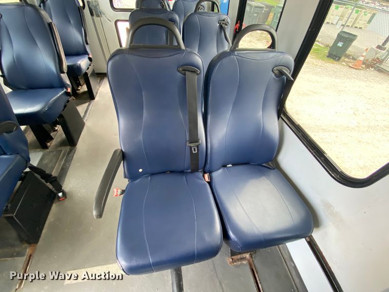 image for item HE9810 2008 Ford E350 Super Duty  shuttle bus