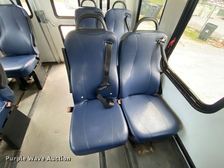 image for item HE9810 2008 Ford E350 Super Duty  shuttle bus