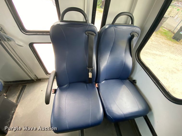 image for item HE9810 2008 Ford E350 Super Duty  shuttle bus