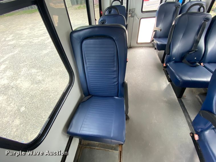 image for item HE9810 2008 Ford E350 Super Duty  shuttle bus