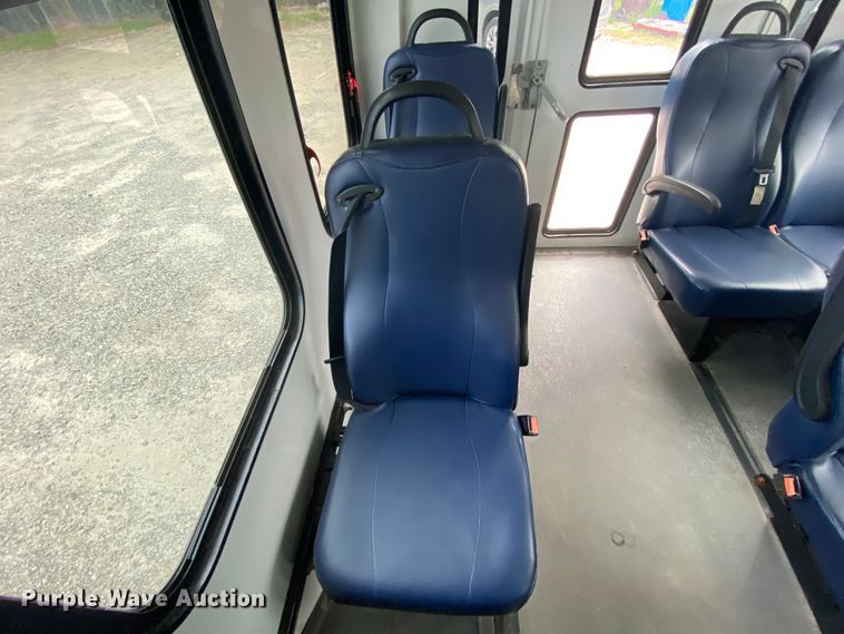 image for item HE9810 2008 Ford E350 Super Duty  shuttle bus