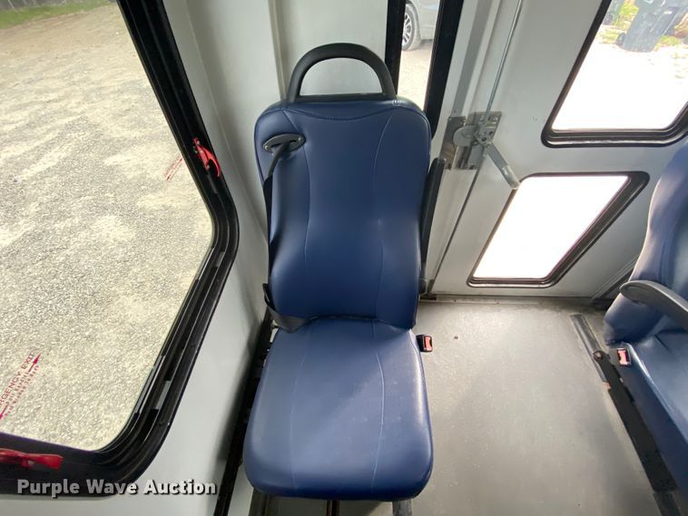 image for item HE9810 2008 Ford E350 Super Duty  shuttle bus