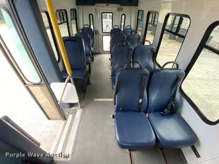 image for item HE9810 2008 Ford E350 Super Duty  shuttle bus