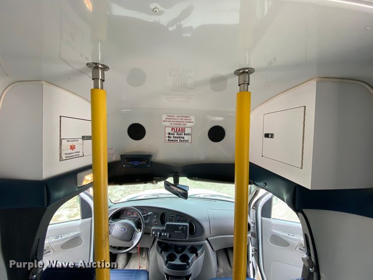 image for item HE9810 2008 Ford E350 Super Duty  shuttle bus