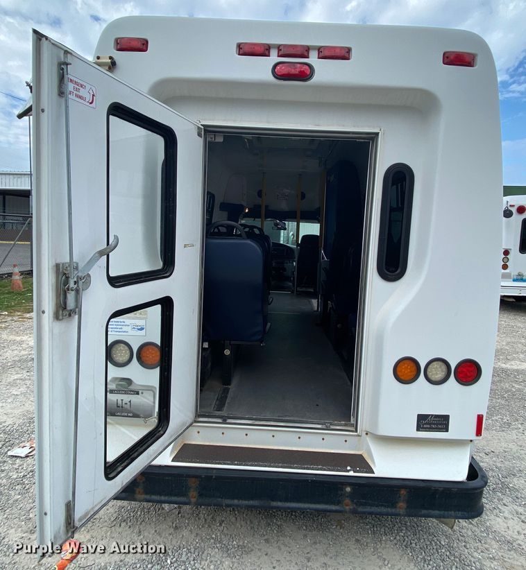 image for item HE9810 2008 Ford E350 Super Duty  shuttle bus