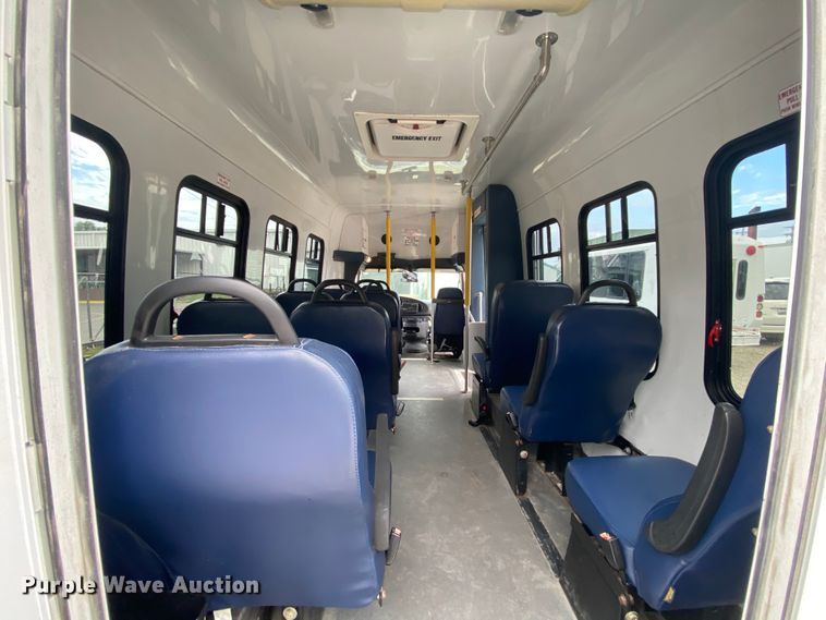 image for item HE9810 2008 Ford E350 Super Duty  shuttle bus