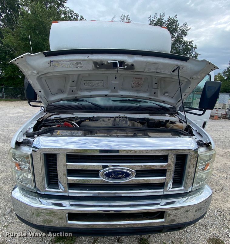 image for item HE9810 2008 Ford E350 Super Duty  shuttle bus