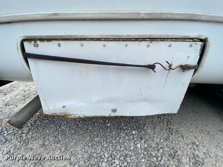 image for item HE9810 2008 Ford E350 Super Duty  shuttle bus