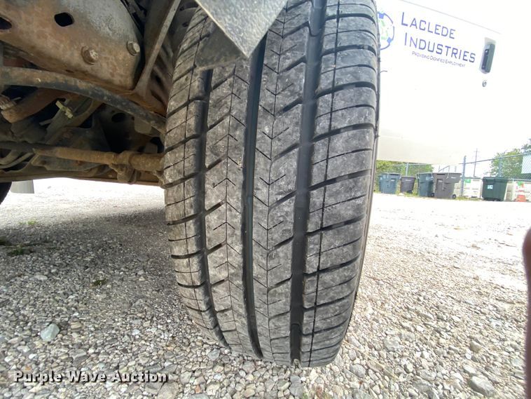 image for item HE9810 2008 Ford E350 Super Duty  shuttle bus