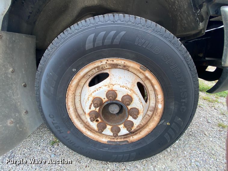 image for item HE9810 2008 Ford E350 Super Duty  shuttle bus