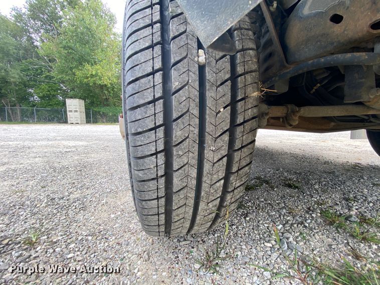 image for item HE9810 2008 Ford E350 Super Duty  shuttle bus