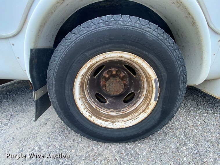 image for item HE9810 2008 Ford E350 Super Duty  shuttle bus