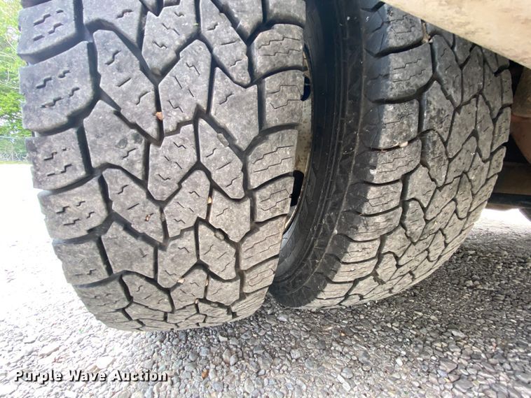 image for item HE9810 2008 Ford E350 Super Duty  shuttle bus