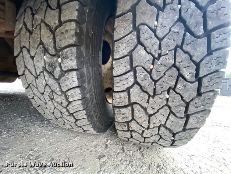 image for item HE9810 2008 Ford E350 Super Duty  shuttle bus