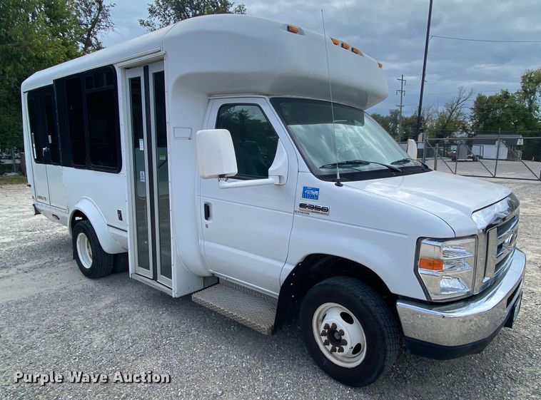 image for item HE9811 2012 Ford E350 Super Duty  El Dorado shuttle bus
