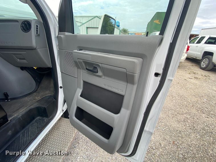 image for item HE9811 2012 Ford E350 Super Duty  El Dorado shuttle bus