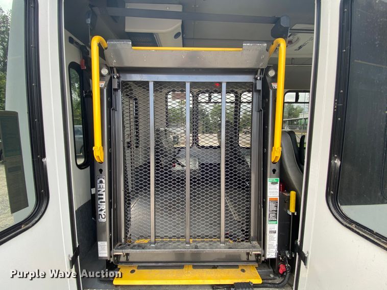 image for item HE9811 2012 Ford E350 Super Duty  El Dorado shuttle bus