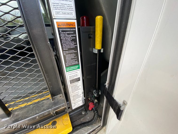 image for item HE9811 2012 Ford E350 Super Duty  El Dorado shuttle bus