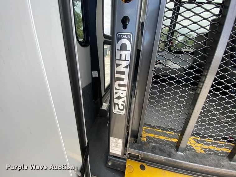 image for item HE9811 2012 Ford E350 Super Duty  El Dorado shuttle bus