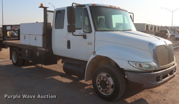 image for item HJ9401 2004 International 4300  flatbed truck