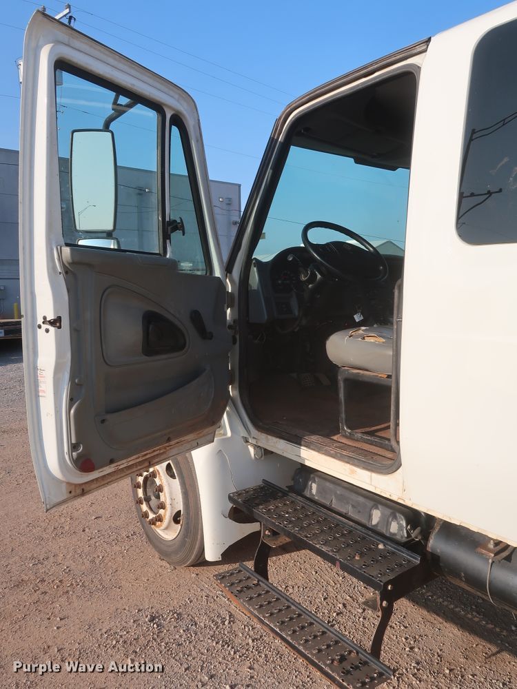 image for item HJ9401 2004 International 4300  flatbed truck