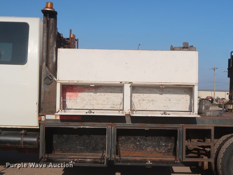 image for item HJ9401 2004 International 4300  flatbed truck