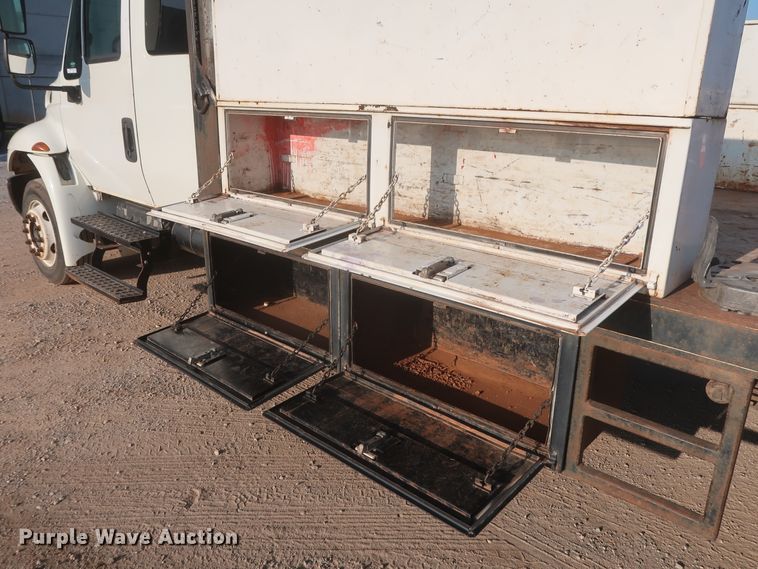 image for item HJ9401 2004 International 4300  flatbed truck