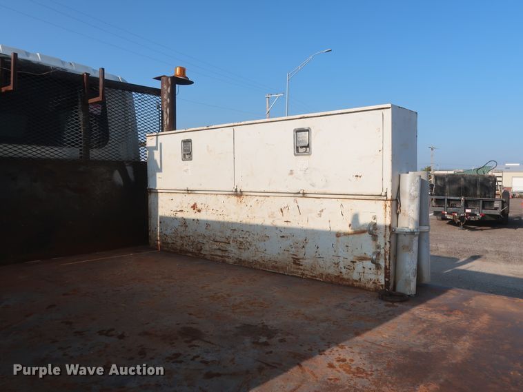 image for item HJ9401 2004 International 4300  flatbed truck