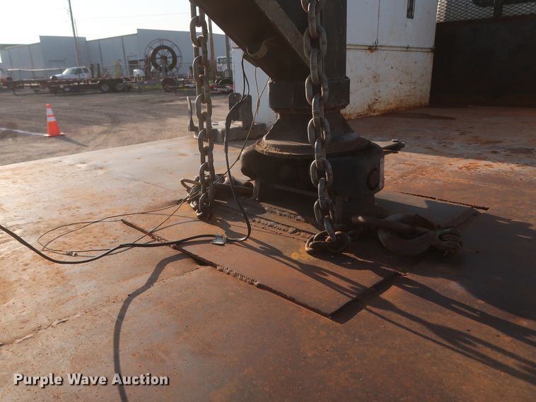 image for item HJ9401 2004 International 4300  flatbed truck