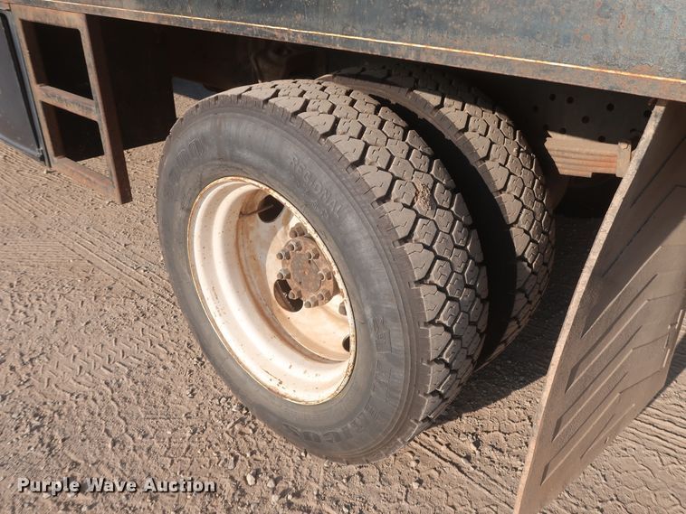 image for item HJ9401 2004 International 4300  flatbed truck