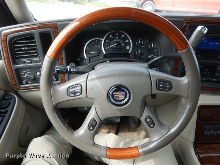 image for item HJ9686 2004 Cadillac Escalade  SUV