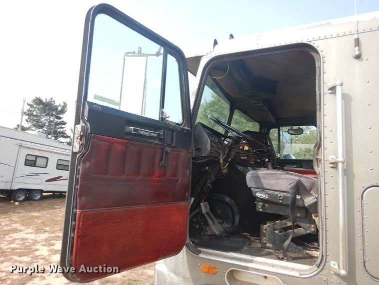 image for item HO9151 1986 Freightliner FLT  semi truck