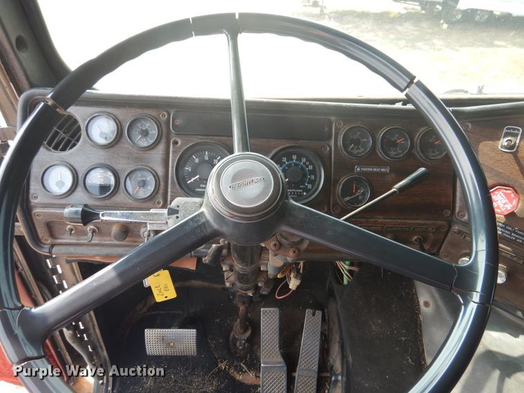 image for item HO9151 1986 Freightliner FLT  semi truck