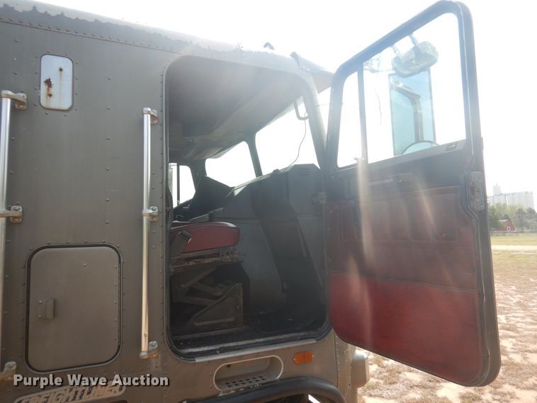 image for item HO9151 1986 Freightliner FLT  semi truck