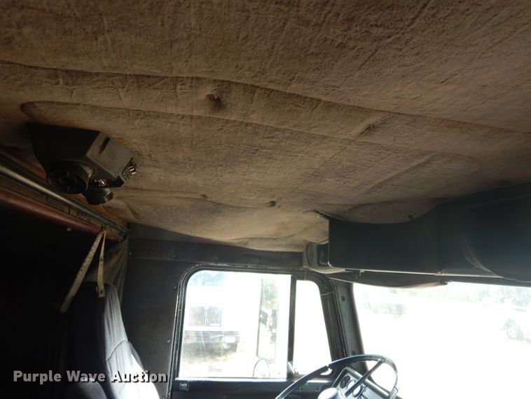 image for item HO9151 1986 Freightliner FLT  semi truck