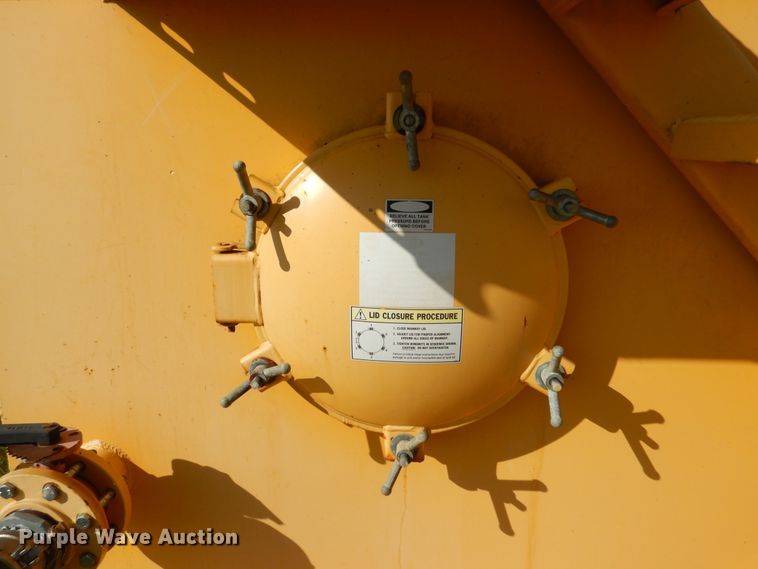 image for item AF9960 Sabre GT452 frac tank trailer