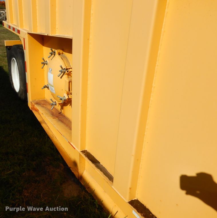 image for item AF9967 Sabre GT452 frac tank trailer