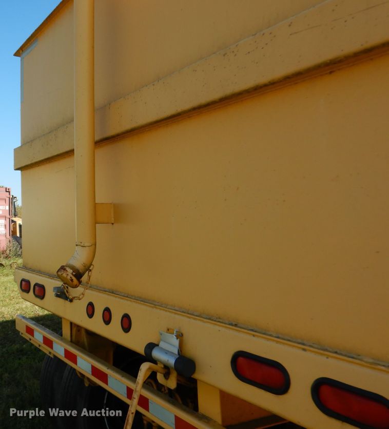 image for item AF9967 Sabre GT452 frac tank trailer